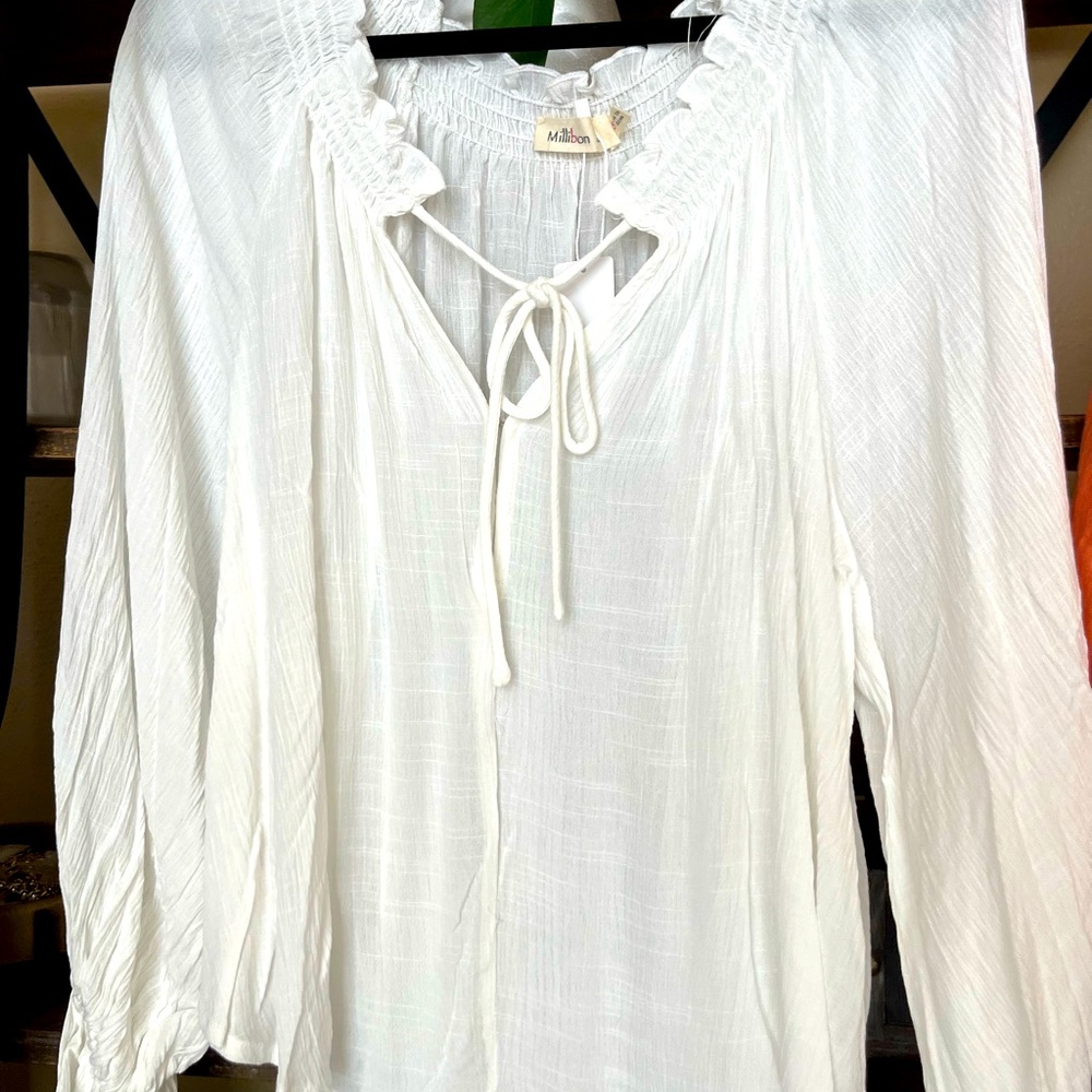 Million over sized top. White tie in front. (New)